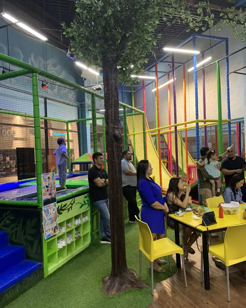 Familias en trampolines